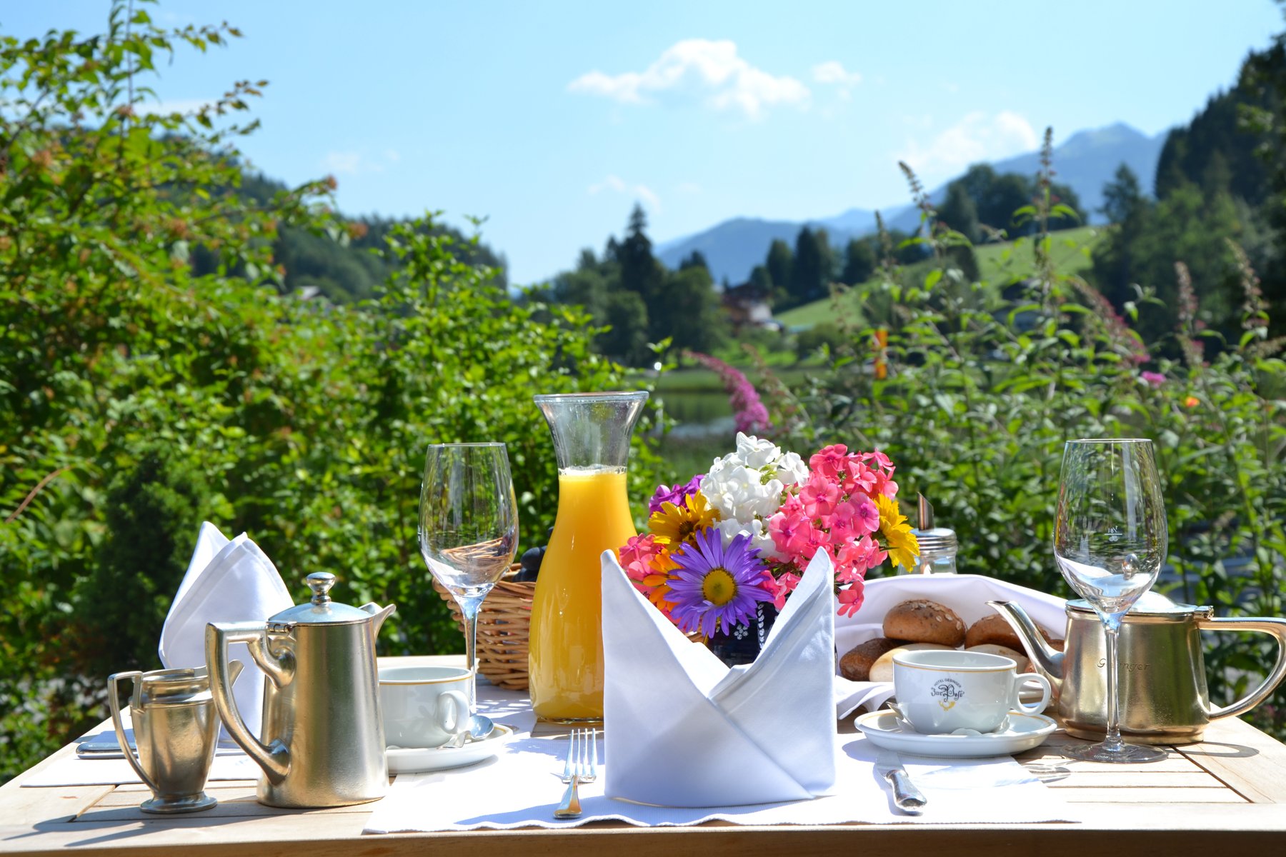 Gedeckter Tisch im Freien